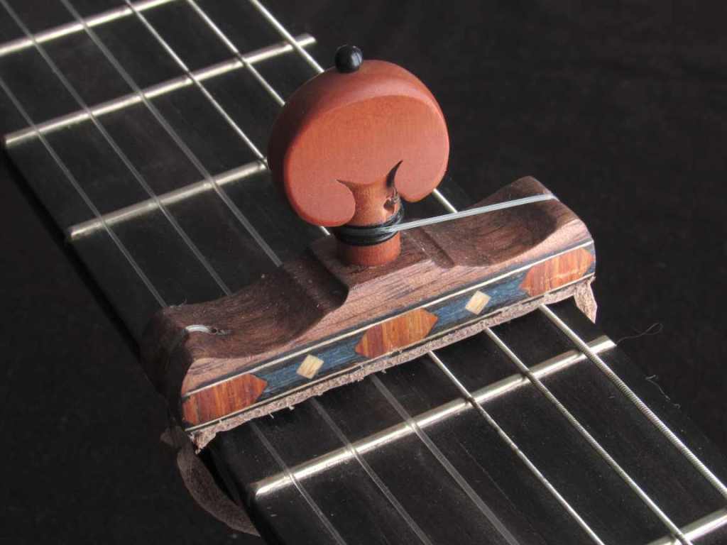 Cejilla artesana con taracea